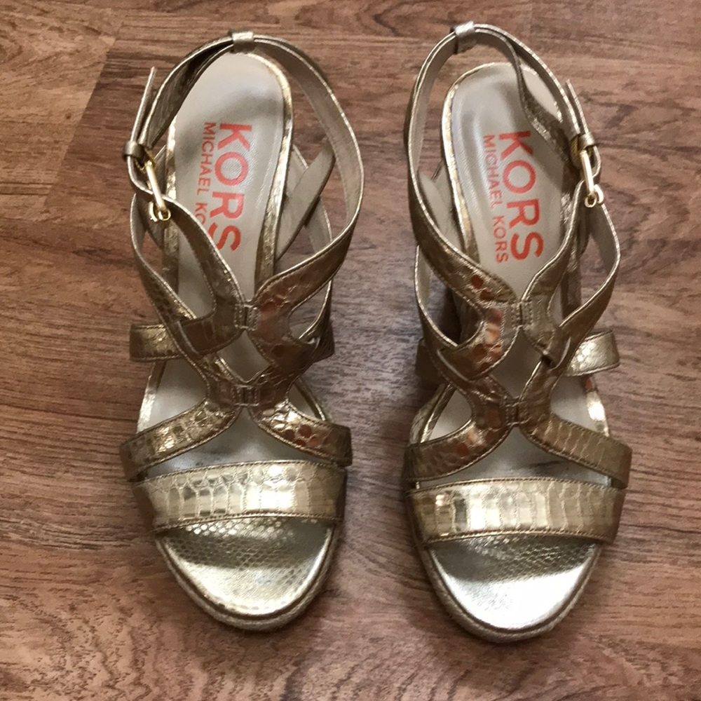 Metallic gold Michael Kors wedges!